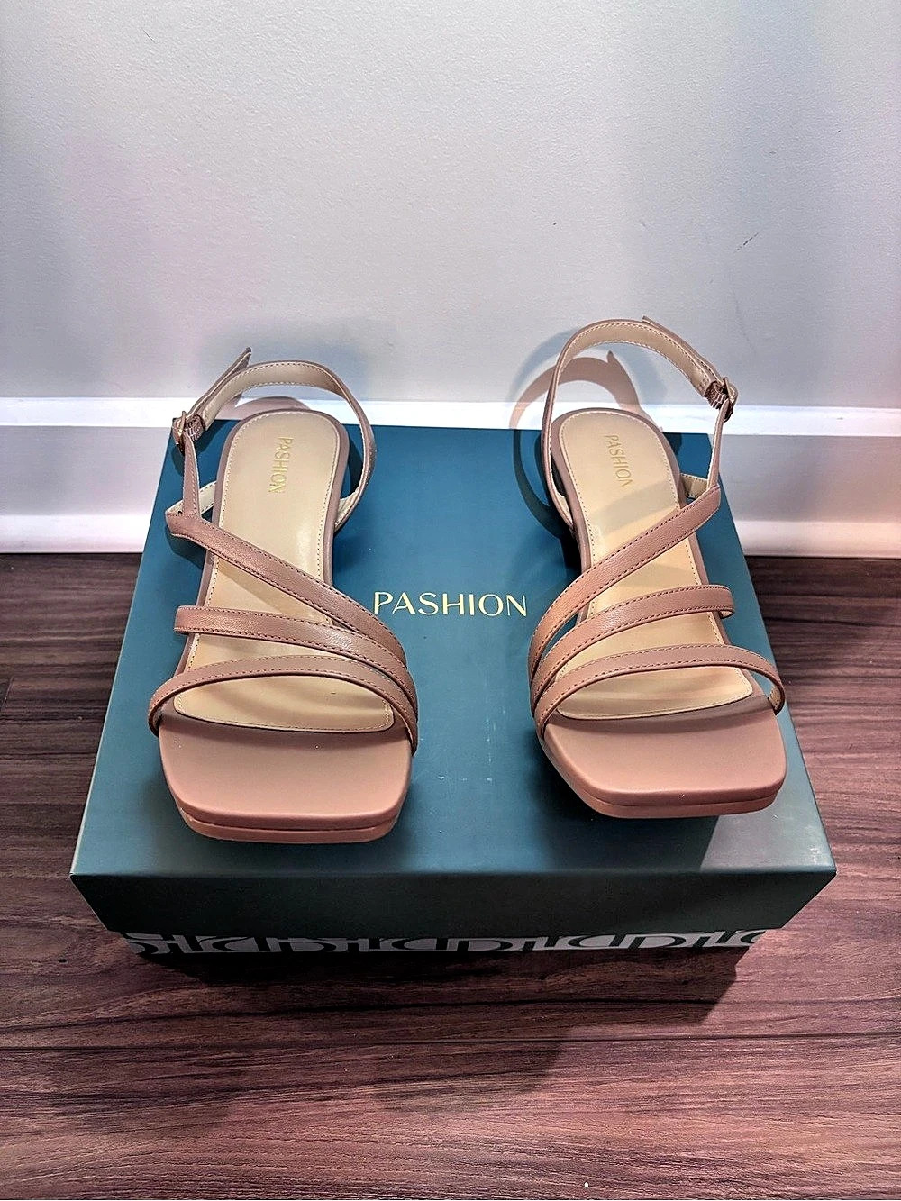 Pashion Size 8 Gia Sandal Latte